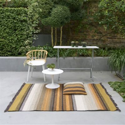 Designers Guild Outdoor-Teppich Muturi Natural, auf der Terrasse
